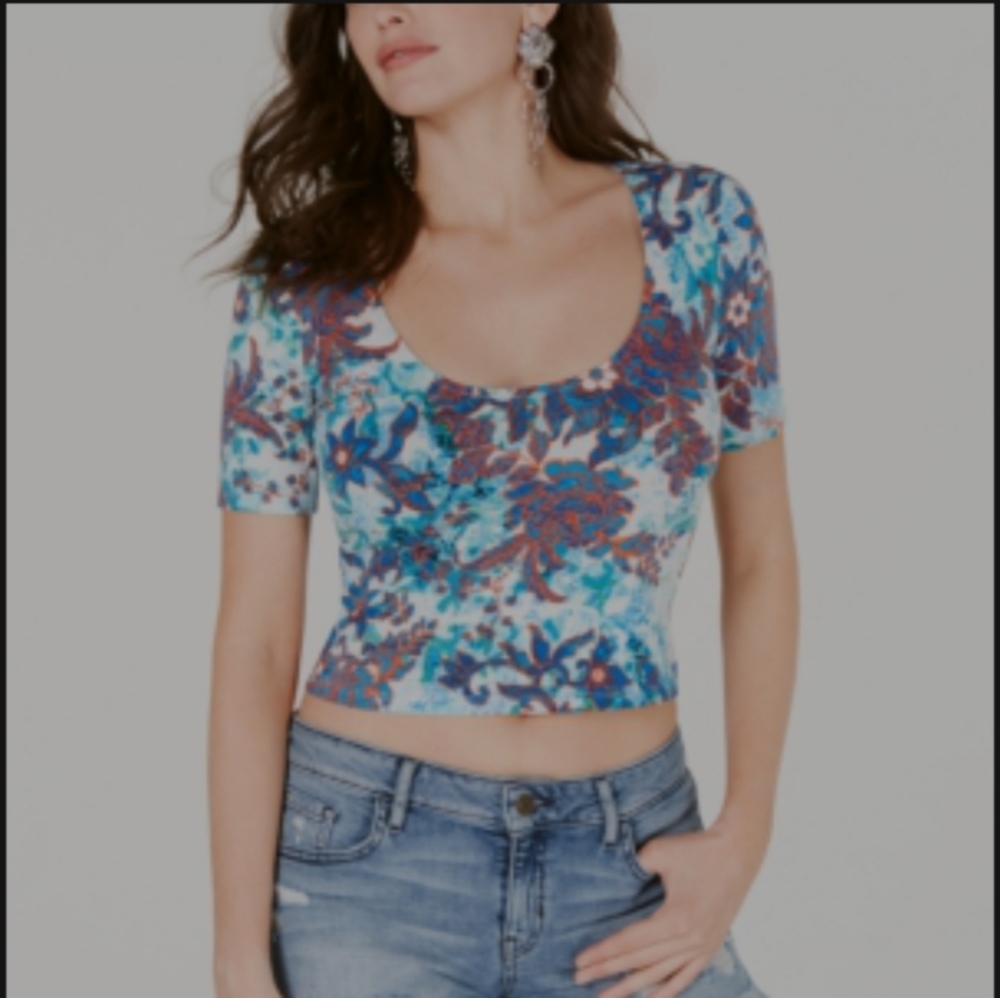 🆕️ Guess Small Crop top Sz Small